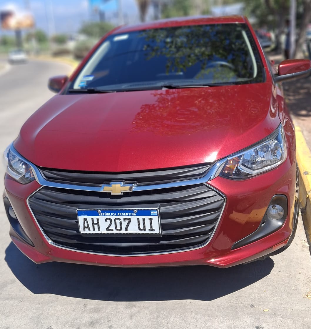 O Chevrolet Onix da Taxi Wine com os Andes ao fundo