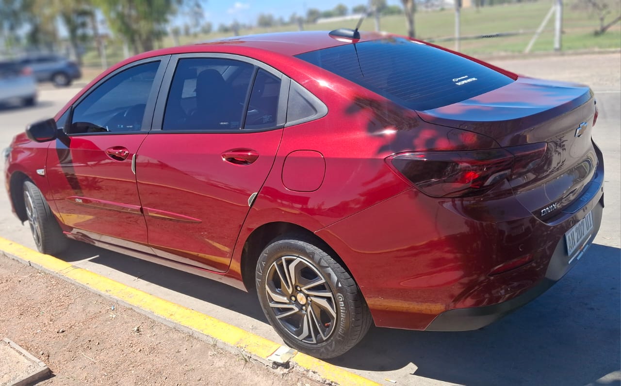 O veículo da Taxi Wine estacionado em uma vinícola de Mendoza